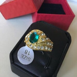 Elegant Gold and Green Gemstone Ring
